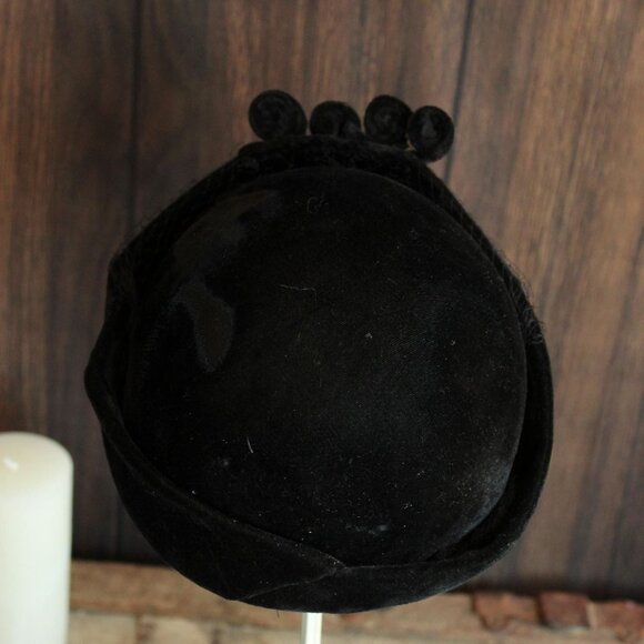 Vintage 1940s Hat, Black Small Topper with Birdcage Veil and Faux Pearl - Picture 6 of 10